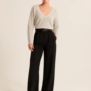 Pantalon décontracté à taille haute et à jambe large pour femmes, avec des poches élégantes et une coupe confortable.
